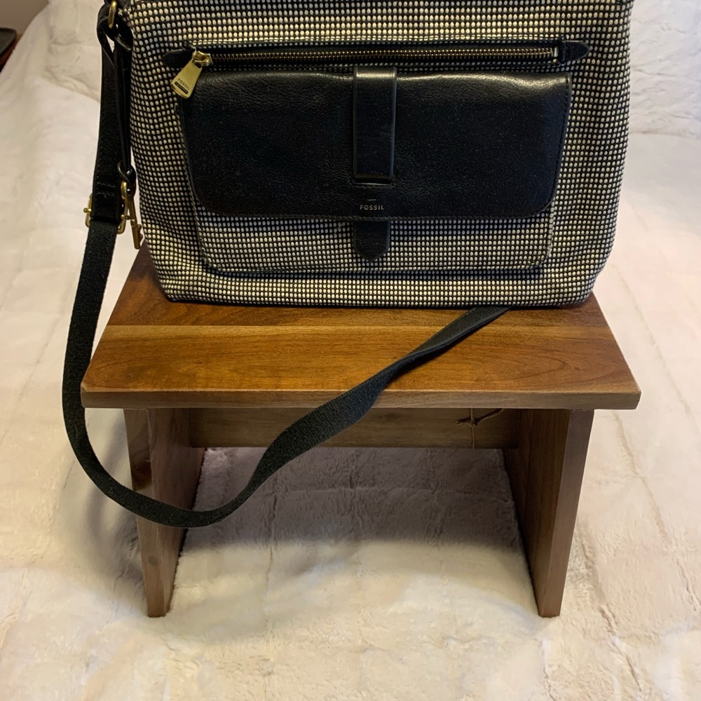 Fossil Black and White Crossbody Bag with Sleek Design